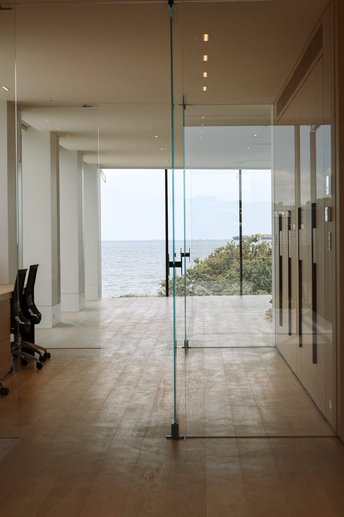 Frameless glass partition with the bay beyond